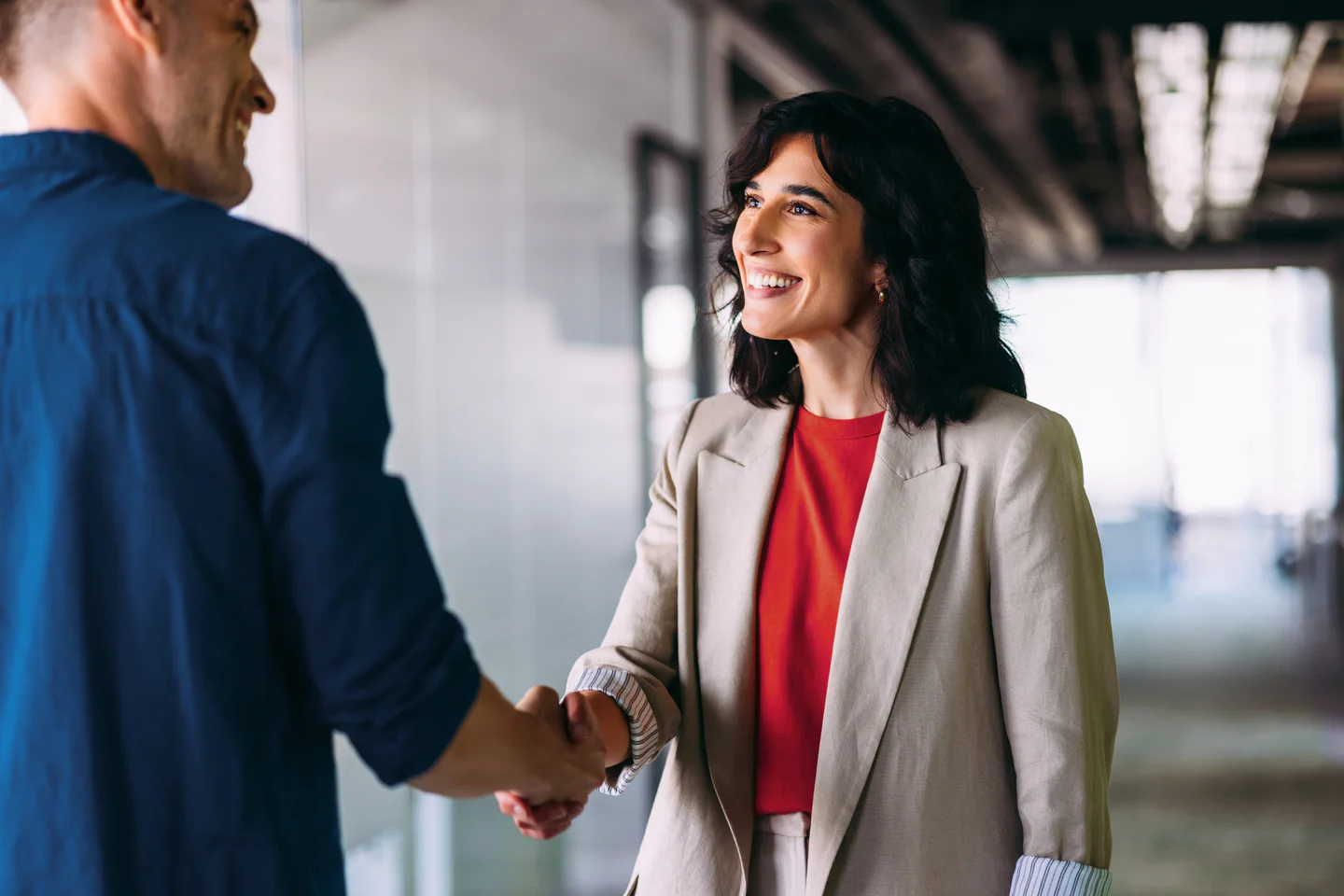 Portrayal of Capella business student shaking hands with a colleague.