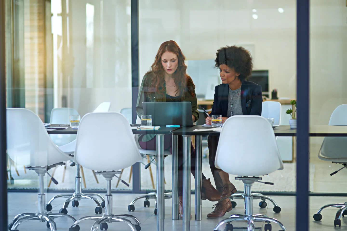 Portrayal of Capella business students working together in a conference room.