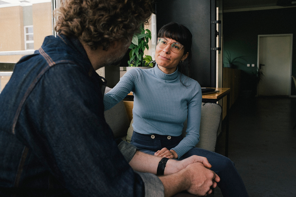 Portrayal of Capella University student who is also a clinical social worker having a conversation with a patient.